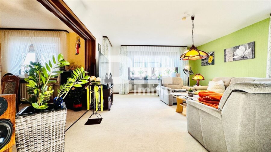 Modernisiertes Ein-/ Zweifamilienhaus inkl. PV-Anlage + Garage auf Traumgrundstück - WE2 OG Wohn / Esszimmer offen / Zugang Balkon